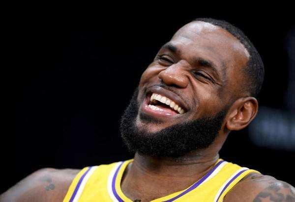 NBA湖人补时争议三分绝杀勇士终结五连胜登顶西部引热议